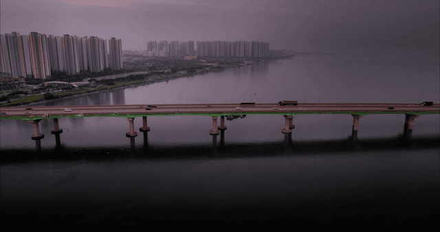 고층 아파트와 강 위의 다리