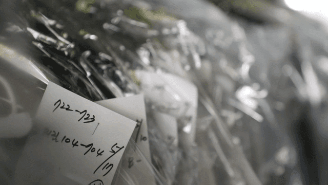 라벨이 붙은 비닐 포장 옷들