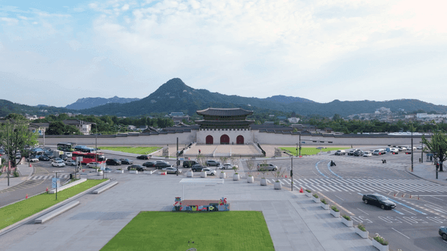 산을 배경으로 한 광화문 거리