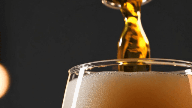 맥주를 잔에 따르는 모습