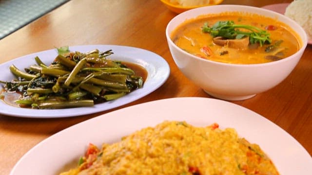 테이블 위의 다양한 태국 음식 사이 뿌님 팟 퐁커리