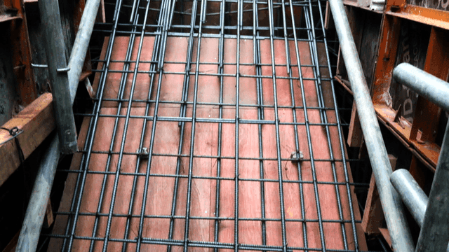 건설 현장의 철근 구조물