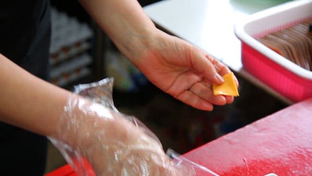 치즈를 넣은 주먹밥 준비