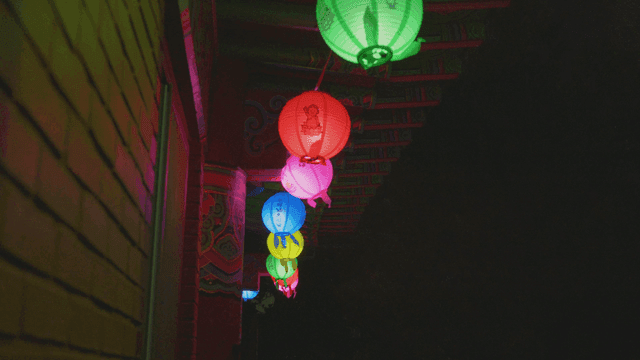 비 오는 밤에 걸린 다양한 색의 석가탄신일 등불