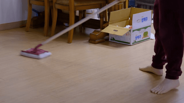 실내에서 바닥을 닦는 사람