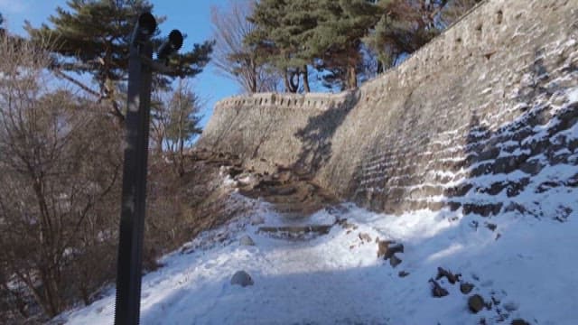 고대 성벽을 따라 이어진 산책로