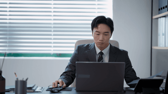 사무실 책상에서 일하는 사업가