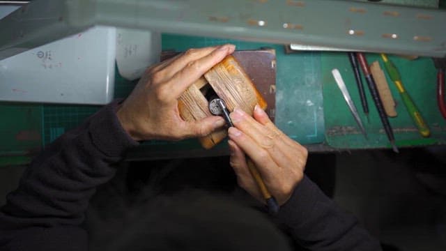 작업실에서 정교한 디자인을 조각하는 장인