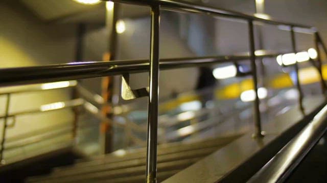 어두운 역의 계단 철제 난간