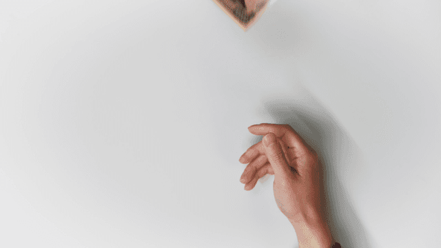 한국과 일본 화폐를 교환하는 손