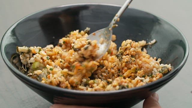 숟가락으로 맛있게 양념된 시래기밥을 섞는 모습