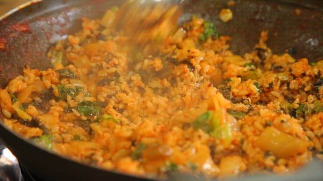 볶음밥 밑부분의 누룽지를 긁는 숟가락