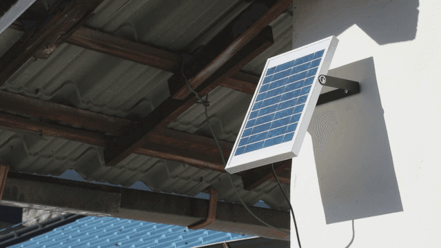 건물 벽에 설치된 태양광 패널