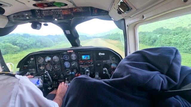 비행 중인 조종석 내부
