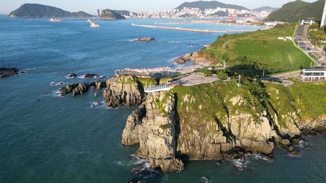 도시 스카이라인이 보이는 해안 절벽