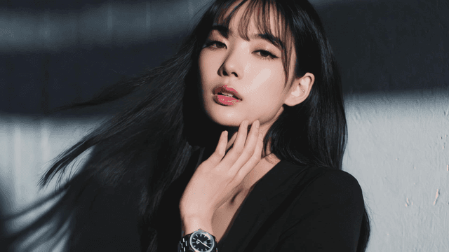 손목시계를 찬 긴 생머리 여성