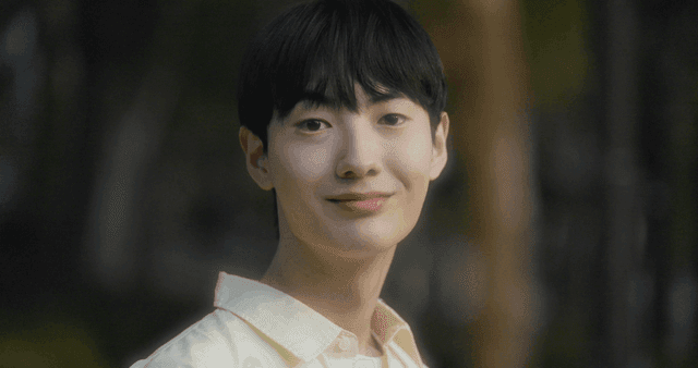 뒤돌아보며 미소 짓는 젊은 남성