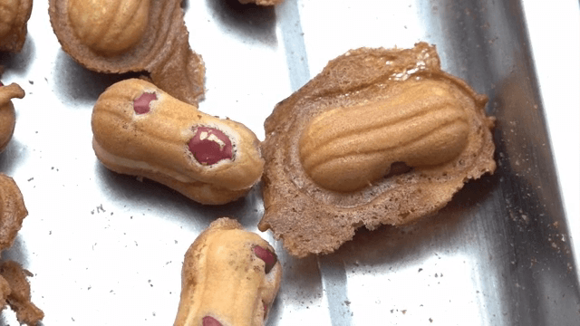 갓 구운 땅콩 모양의 빵