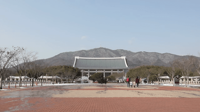 독립기념관으로 향하는 사람들