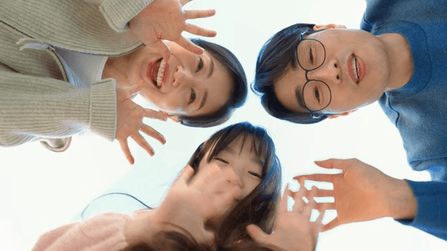 아래를 내려다보며 인사하는 가족