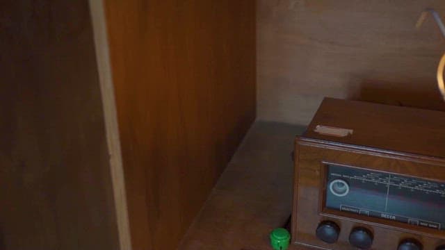 나무 테이블 위의 빈티지 라디오