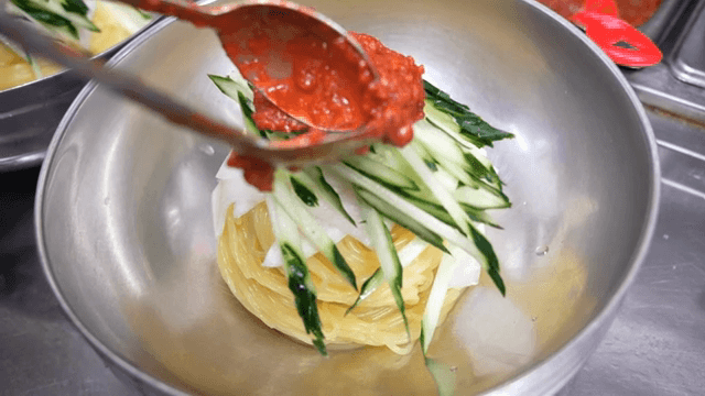 오이와 소스를 곁들인 한국 냉면