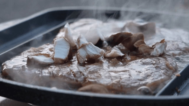 그릴에서 버섯과 고기가 지글거리는 모습