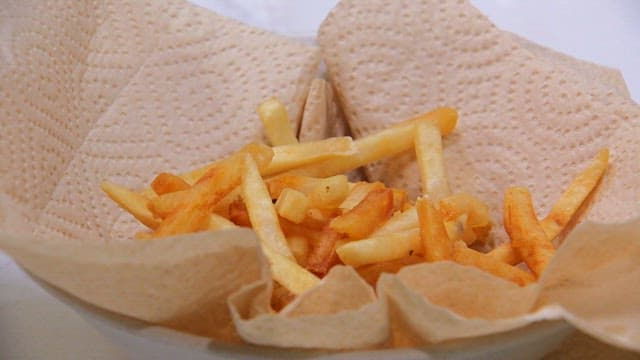 종이 타월 위의 감자튀김