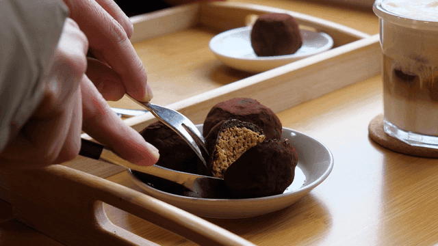 Cutting chocolate-covered Doojjonku