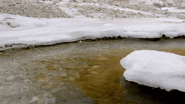 얼음과 바위가 있는 흐르는 강