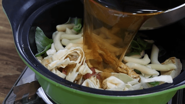 냄비에서 조리되는 떡볶이