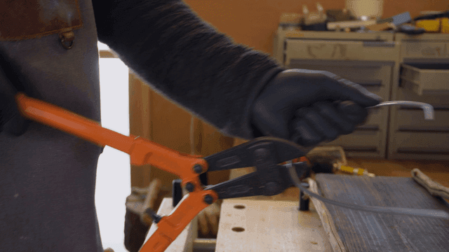 절단기로 금속 와이어 자르기