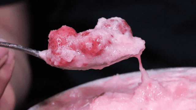 딸기 빙수를 떠먹는 장면