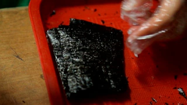 김밥을 마는 사람