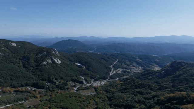 가을 단풍이 든 광활한 산 풍경