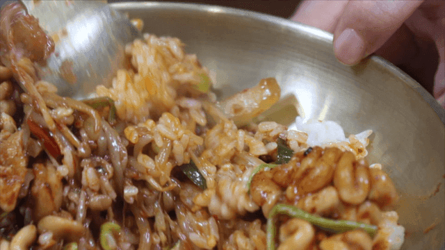 금속 그릇에 비벼지는 양념 대구찜 비빔밥