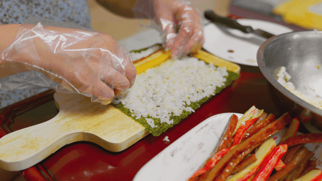 다양한 재료로 김밥 준비하기