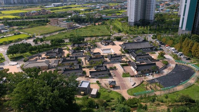 현대 건물과 전통 한옥 마을