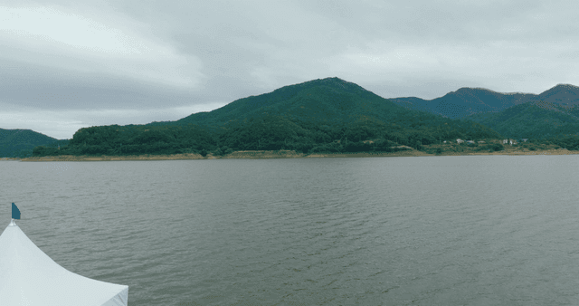 푸른 산과 고요한 호수