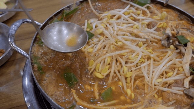 콩나물과 고기가 들어간 한국식 전골