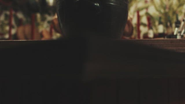 갈색 항아리를 앞에 두고 피리를 부는 남자