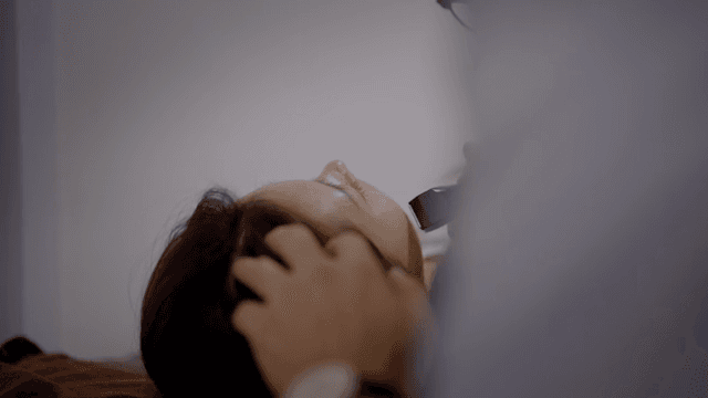 누워서 피부 관리 시술을 받는 여성