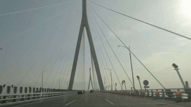 대형 현수교 위를 달리는 자동차들