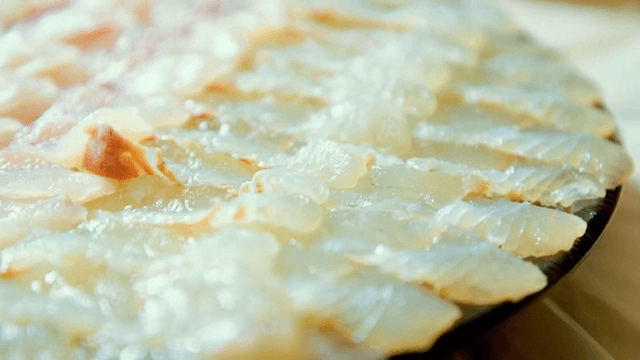 접시에 담긴 신선한 생선회