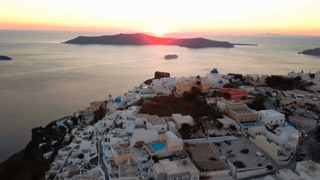 하얀 건물이 있는 해안 마을의 일몰