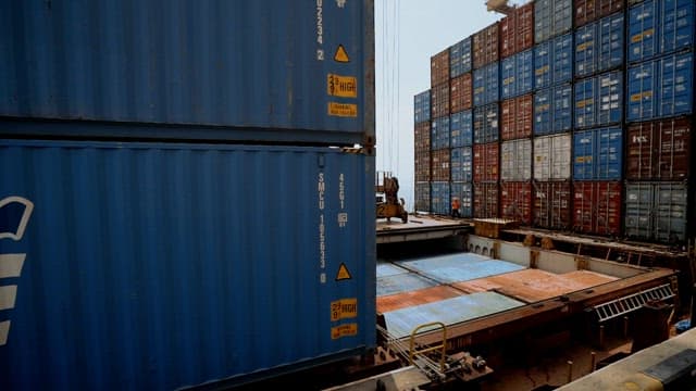 분주한 항구에서 컨테이너를 적재하는 장면