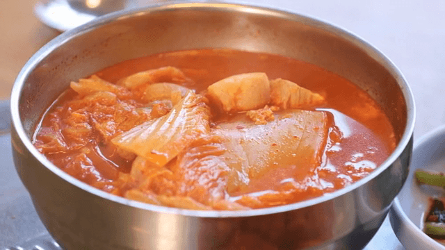 금속 그릇에 담긴 김치찌개