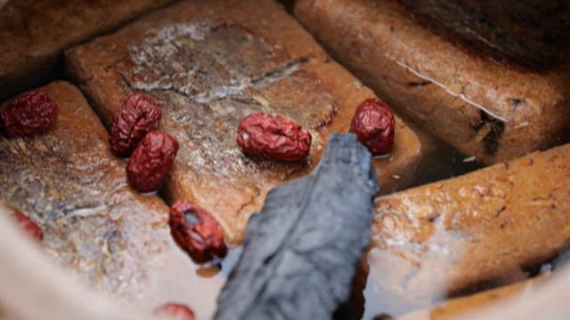 Put Jujube and Charcoal Together to Ferment Soybean Paste