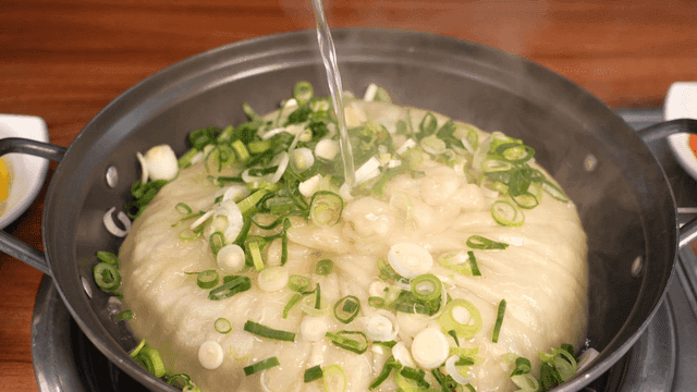 Large dumpling soup boiled in broth