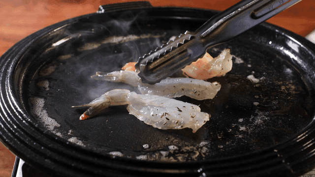 Shrimp grilled on hot iron plate
